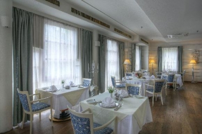 NA V&Aacute;NOČN&Iacute; &Scaron;NEKY DO HOTELU HOFFMEISTER