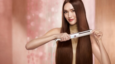 Nová žehlička na vlasy Philips Prestige přizpůsobuje teplotu žehlení vašim vlasům
