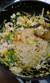 Recept: R&yacute;žov&eacute; nudle s kuřec&iacute;m masem Phad Thai Kai