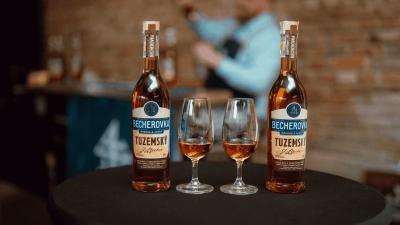 Becherovka vstupuje do nov&eacute; sortimentn&iacute; kategorie a uv&aacute;d&iacute; novinku Becherovka Tuzemsk&yacute;