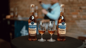 Becherovka vstupuje do nov&eacute; sortimentn&iacute; kategorie a uv&aacute;d&iacute; novinku Becherovka Tuzemsk&yacute;