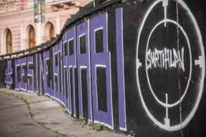 Češi nejsou srabi říká obří graffiti k filmu Smrtihlav