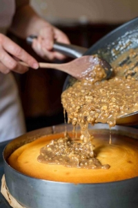 Recept: Letn&iacute; tvarohov&yacute; dort s ořechy