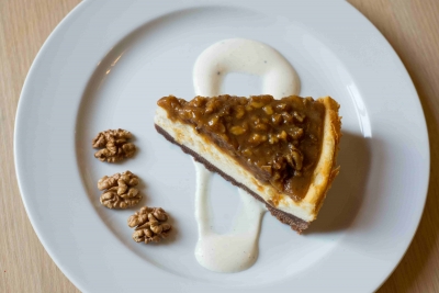 Recept: Letn&iacute; tvarohov&yacute; dort s ořechy
