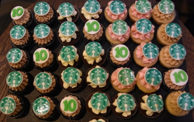 10 let k&aacute;vy Starbucks v Česk&eacute; republice