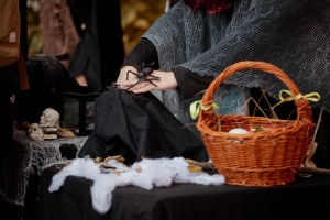 Obl&iacute;ben&yacute; Halloween na z&aacute;mku Dobř&iacute;&scaron; nab&iacute;dne z&aacute;bavn&yacute; i stra&scaron;ideln&yacute; program. Novinkou bude divadlo pro děti, ohniv&aacute; show i vylep&scaron;en&eacute; peklo
