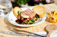 Recept: Grilovan&yacute; Hermel&iacute;n se su&scaron;enou &scaron;unkou a &scaron;vestkovou om&aacute;čkou