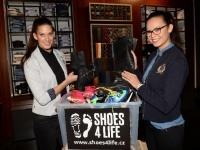 Modelky Vignerová a Leová podpořily charitativní sbírku bot. Své kozačky dají i do dražby