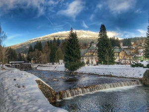 Závody vážné i nevážné a mnoho dalšího aktuálně nabízí hory v Česku. Hlásí sníh a sjezdovky v provozu