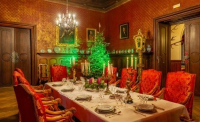 Příběh vánočního stromečku s jedenadvaceti rozzářenými vánočními stromky na zámku Loučeň