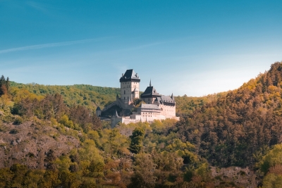 Krok za krokem z Mn&iacute;&scaron;ku přes Karl&scaron;tejn do Svat&eacute;ho Jana pod Skalou: Jarn&iacute; pouť propoj&iacute; perly Berounska, Brd a Podbrdska a zah&aacute;j&iacute; turistickou sezonu