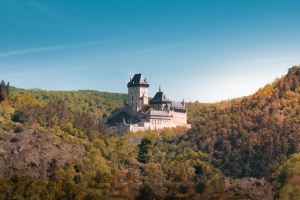 Krok za krokem z Mn&iacute;&scaron;ku přes Karl&scaron;tejn do Svat&eacute;ho Jana pod Skalou: Jarn&iacute; pouť propoj&iacute; perly Berounska, Brd a Podbrdska a zah&aacute;j&iacute; turistickou sezonu